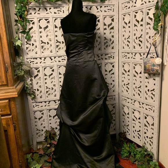 JUMP APPAREL LIKE NEW DARING BLACK SATIN & JEWELS FORMAL PROM DRESS GOWN - Picture 5 of 9